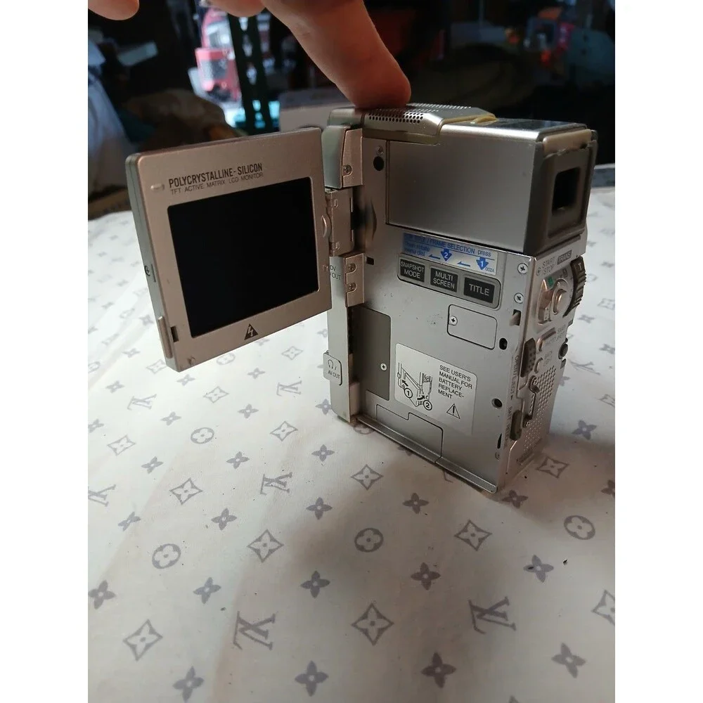 JVC CyberCam GR-DVM70 MiniDV Camcorder 10x/200x Zoom 2.5